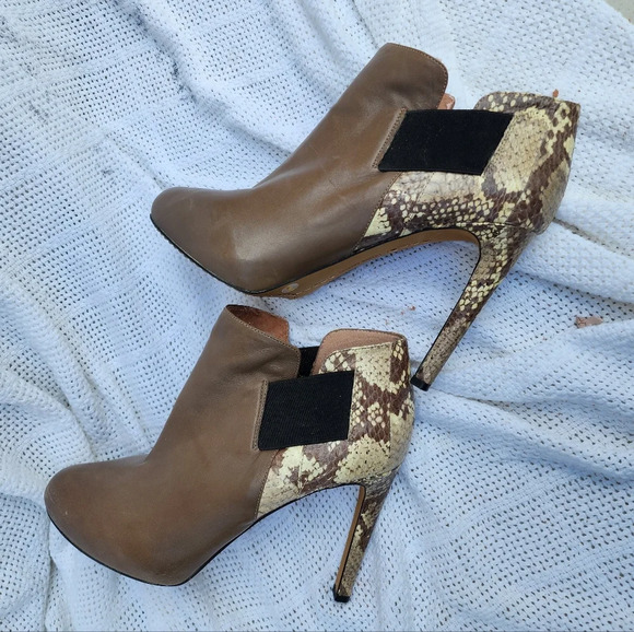Vince Camuto leather snake stiletto booties 9.5 - Picture 7 of 14